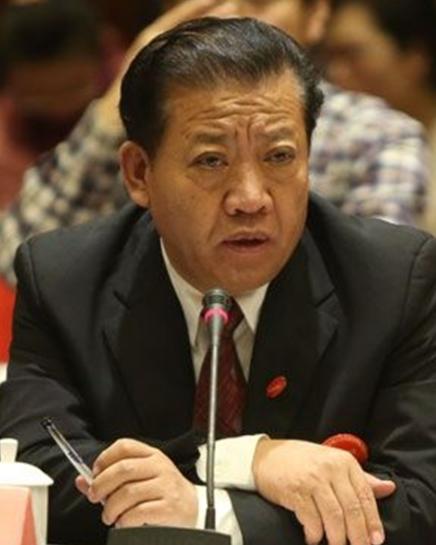 黑龙江大庆，葵花药业老板关彦斌趁老婆张晓兰出差，把女秘书领进家，在床上滚到一起。