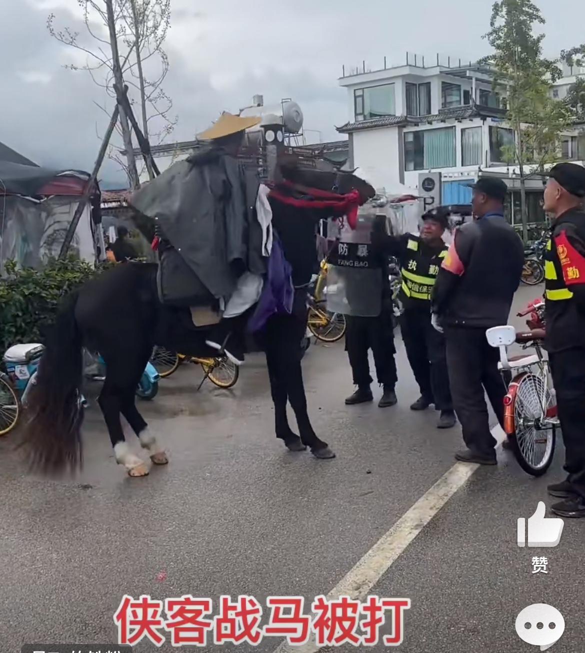 大侠大战保安，大理骑马游侠市区游玩遭遇保安驱赶。一侠客装扮的男子经过大理市区，想