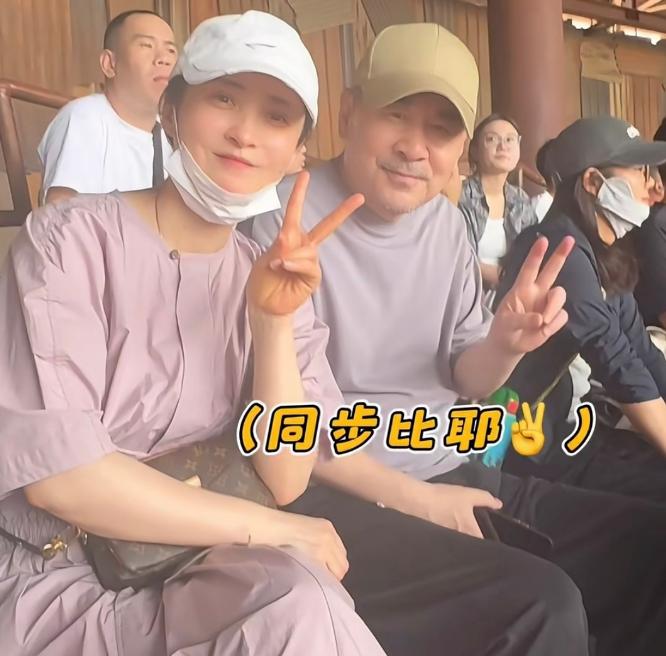 近日，“四爷”陈建斌带着妻儿一起现身环球影城游玩，两人都是娱乐圈的大咖明星，不过