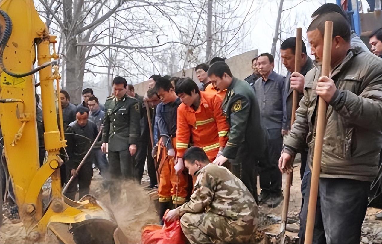 2014年，河北2岁男童坠井，仇家不顾危险冒死相救，如今世仇成干爹
 
2014
