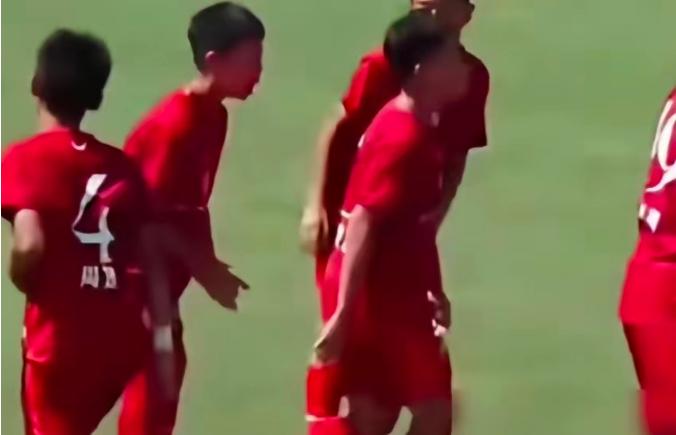 中国男足还没把世界杯踢明白，董路先把一群小学生的“世界杯”，搬进了苏州奥体。
 