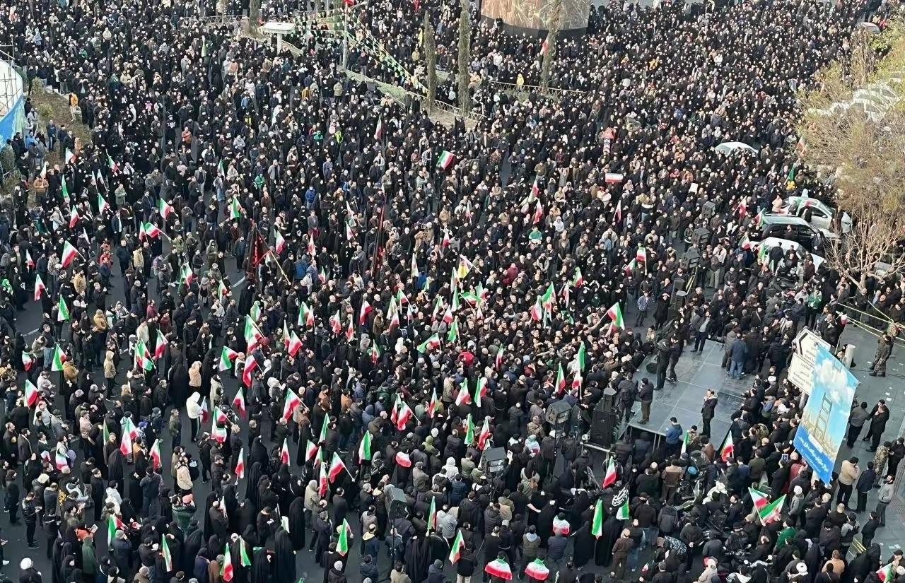 复仇！大批伊朗民众聚集德黑兰街头，要求为哈梅内伊复仇！