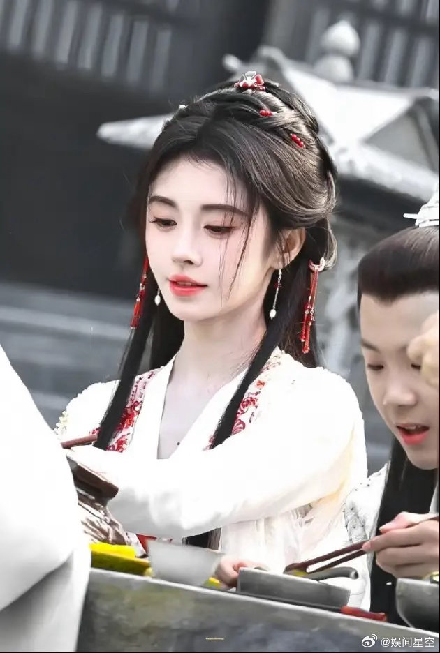 鞠婧祎《月鳞绮纪》撤档！鞠婧祎这部剧官方并未官宣定档，原计划27日定档，4月1日