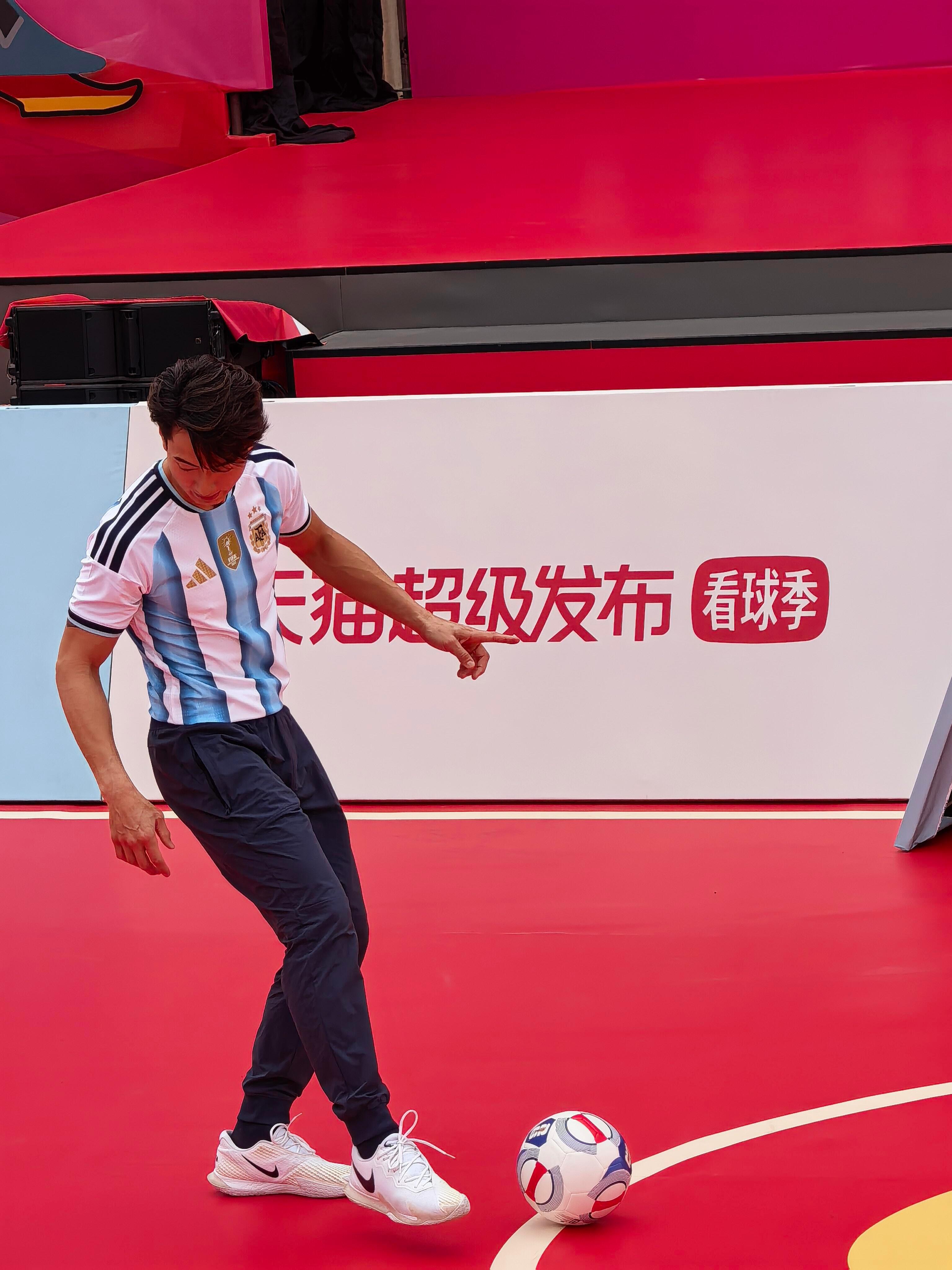 吴尊穿了梅西同款球衣 吴尊模仿梅西进球动作吴尊穿梅西同款球衣模仿进球动作，这画面