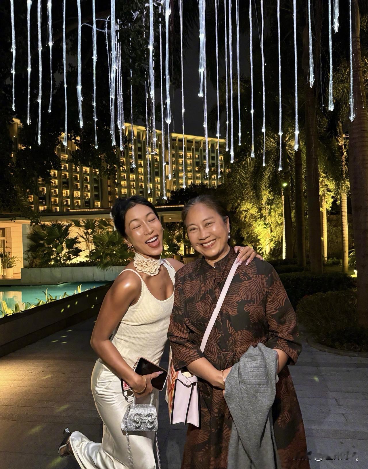 吉克隽逸和妈妈游玩照，母女俩虽然都是大黑皮，但颜值是真的很高，五官长得挺好看。