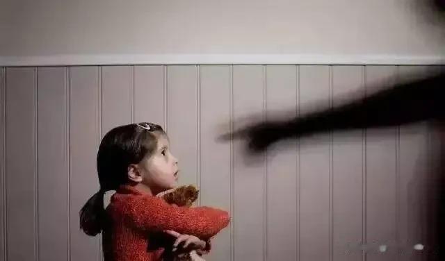 父母是我们小时候最敬佩和尊敬的人，也是我们小时候最依赖的人。但是有些夫妻完全不顾