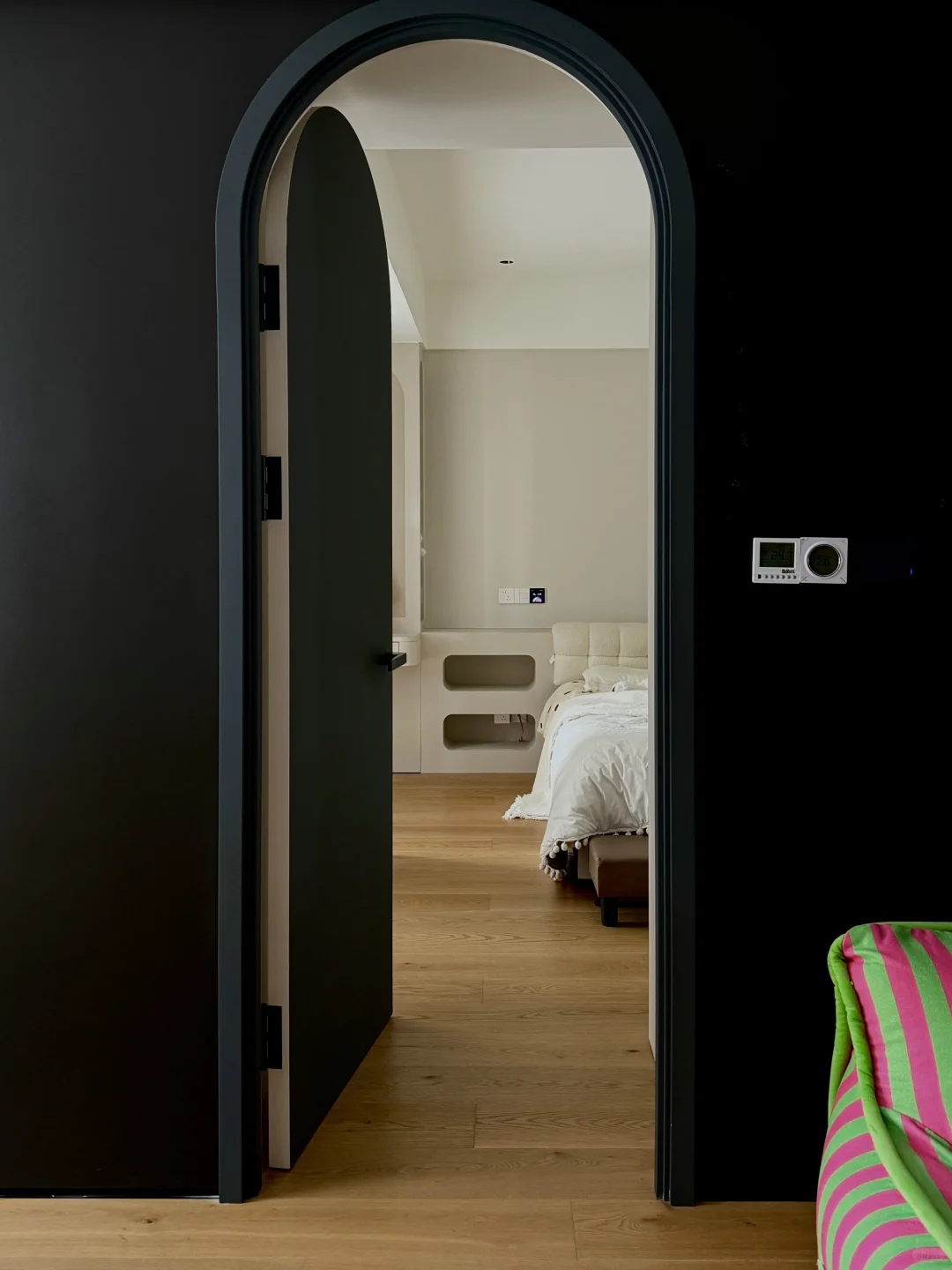 黑色门后竟然藏着一个反差感法式幼崽房……