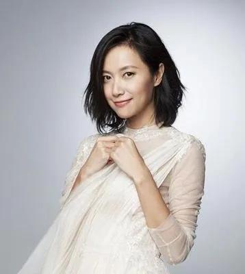 白衣轻纱舞，美人笑吟吟。
