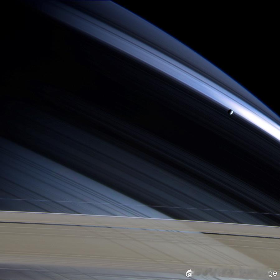土卫一和土星光环的罕见同框，图为卡西尼号土星探测器拍摄于2004年，当时它距离土