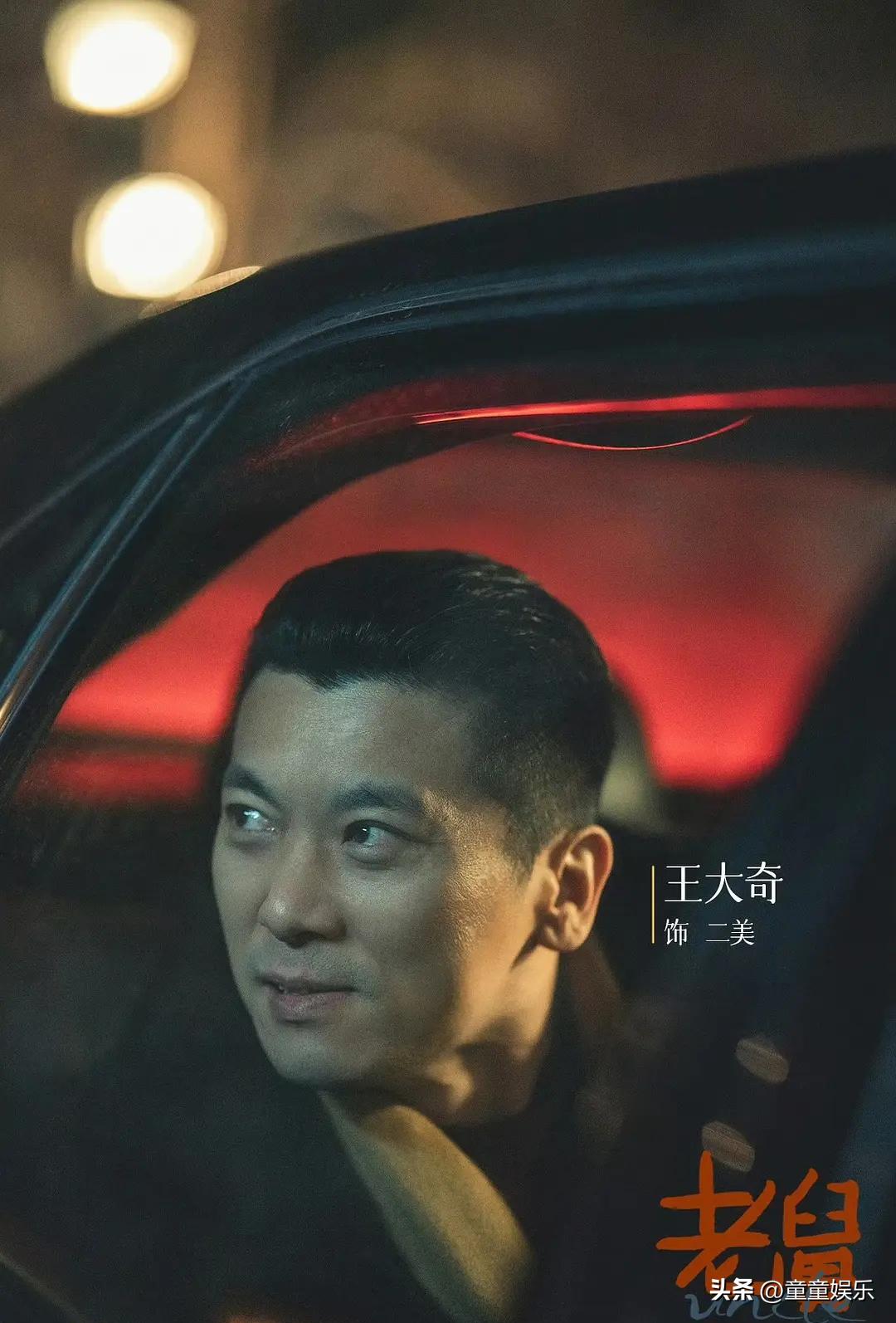 杀死大哥的，往往不是另一把枪。
刀尖捅进第三根肋骨下方时，二美刚推开酒馆的门。