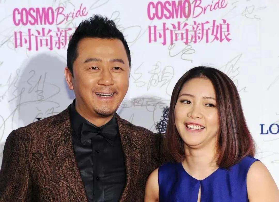 郭涛的媳妇儿还是头一回见，五官精致，面容姣好，说是小娇妻，确实比他年轻了不少……