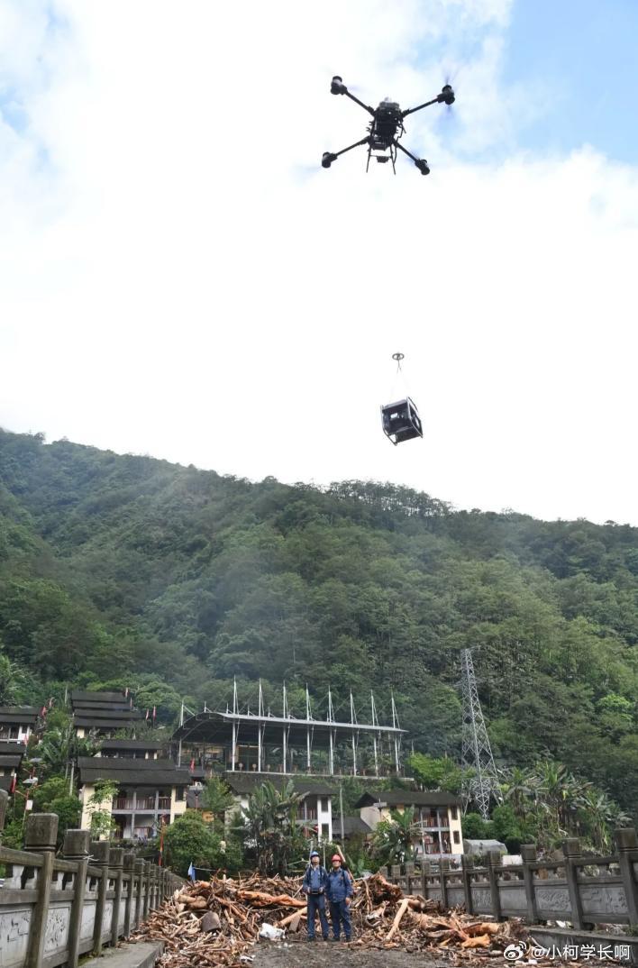 天灾无情人有情，深圳无人机团队千里驰援广西横州抗洪。本轮暴雨引发水库险情，多个村