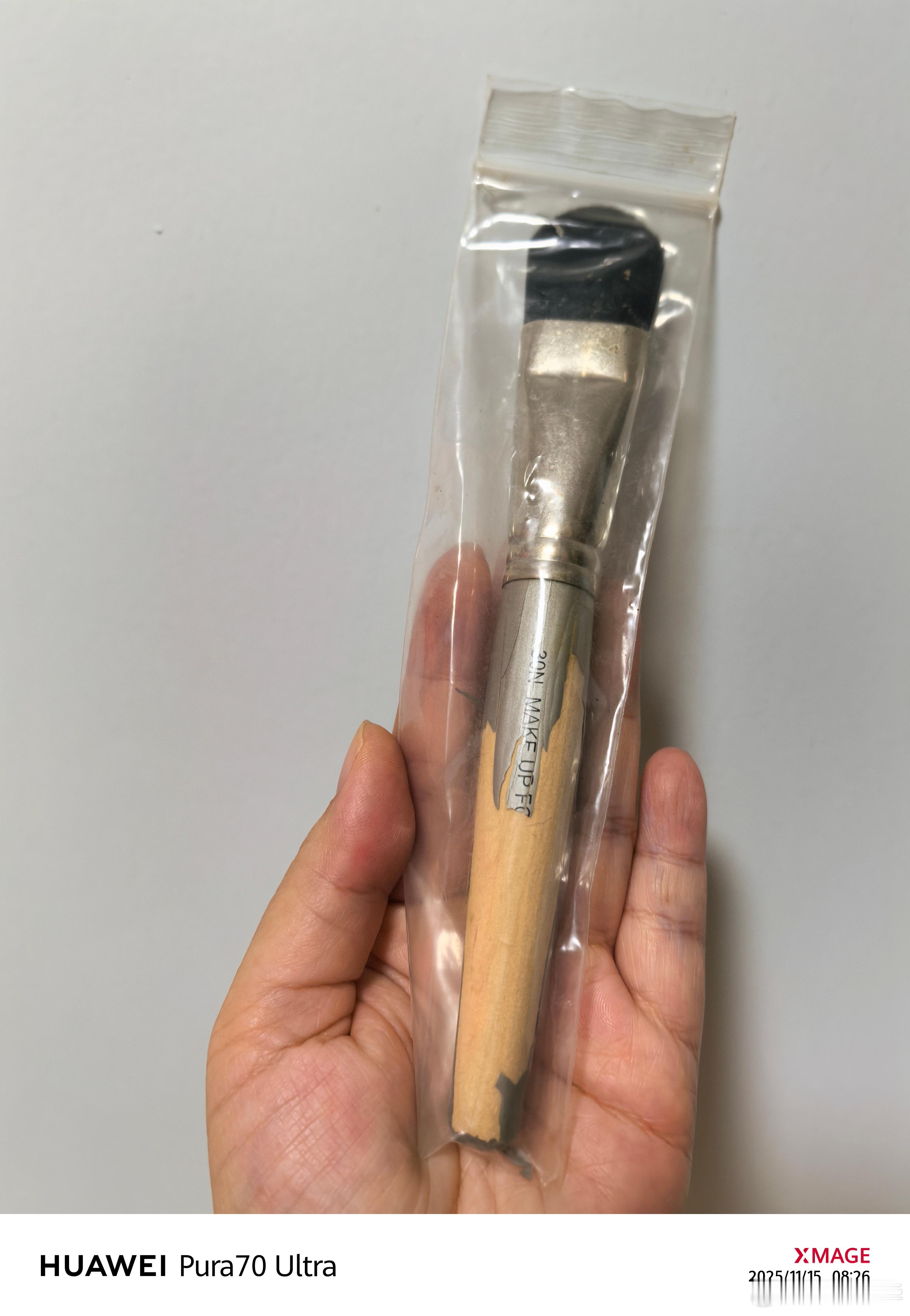 翻柜子找粉扑——结果没找到，感觉不要用的时候看见在哪里放着……然后看到自己以前买