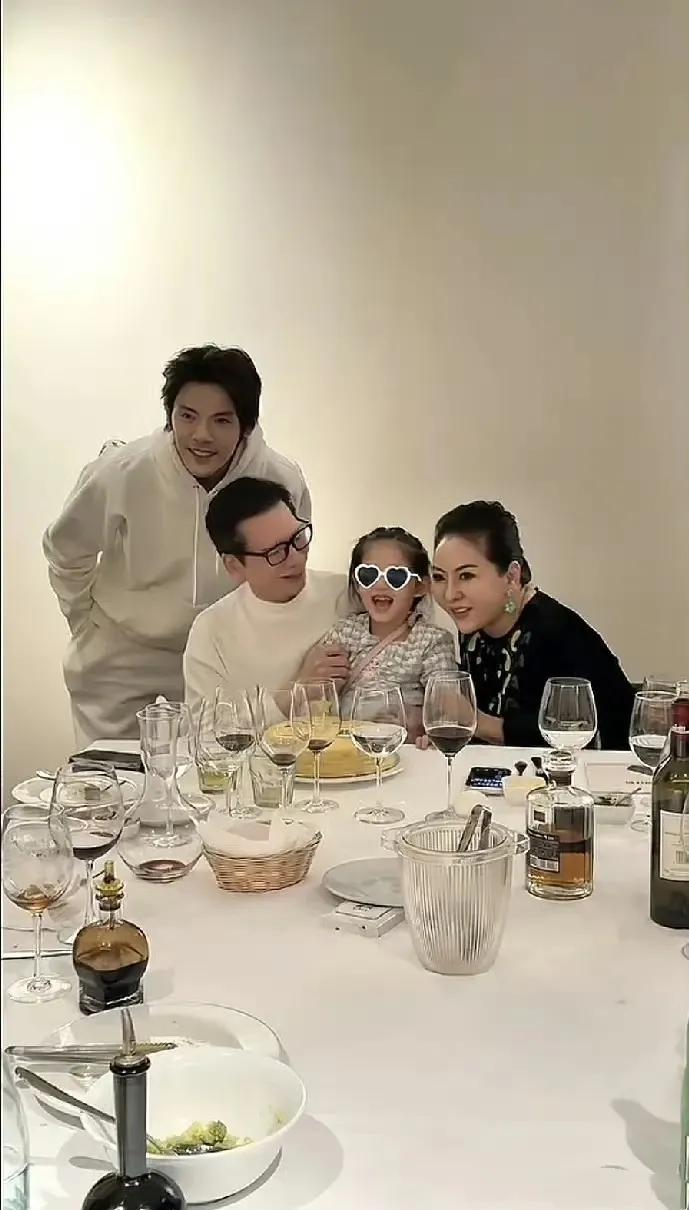 向太说提到孙女向华强怒气就消了！
向太表示与向华强结婚45年来从不争吵，仅以“冷