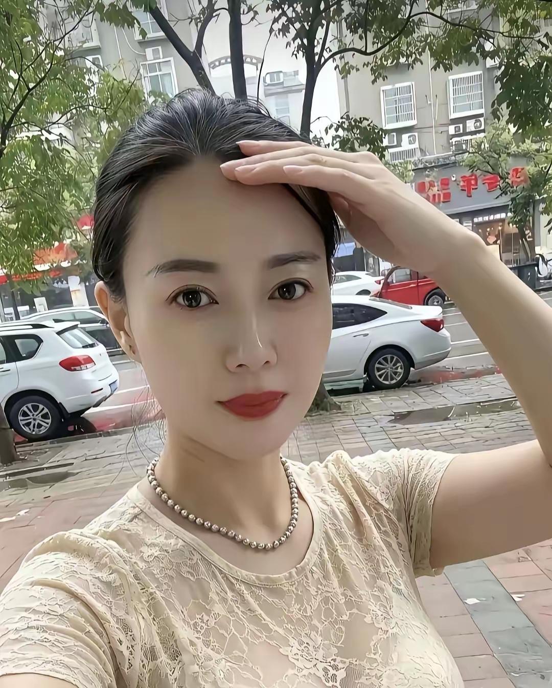 衣着普通，但气质一流