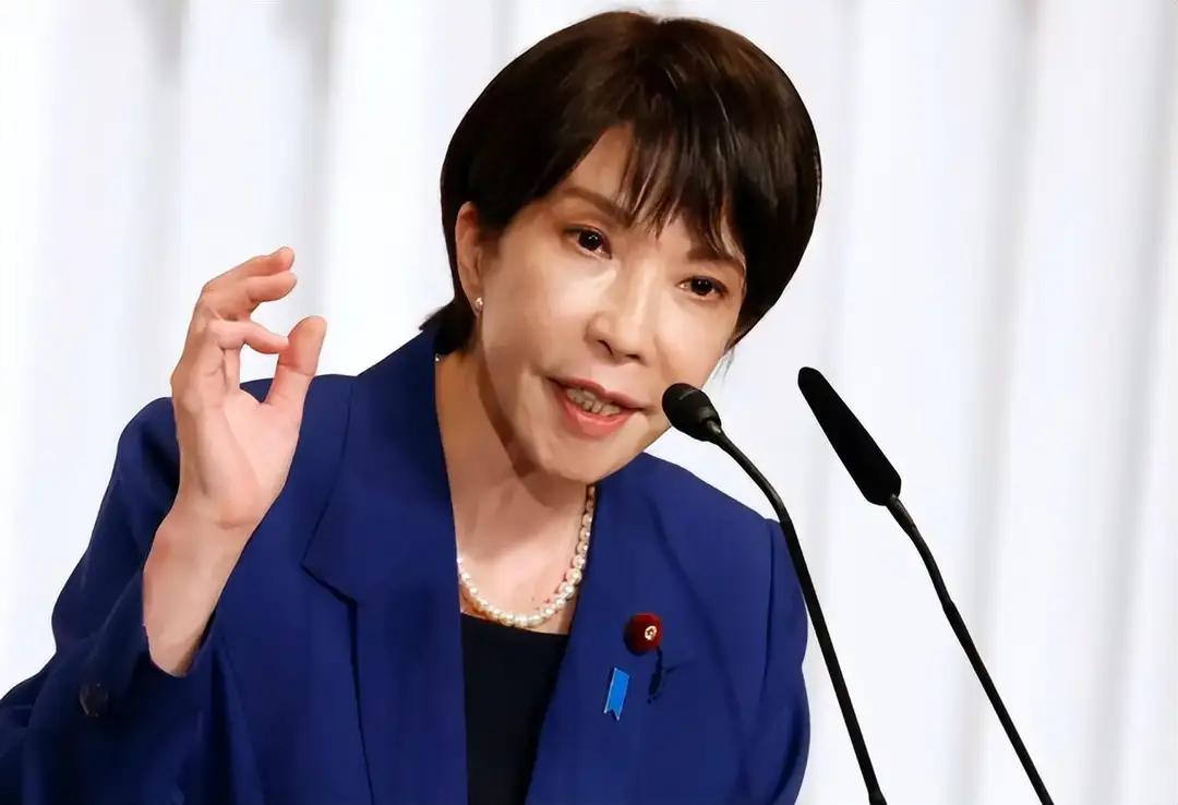 上任不足两月的日本首相高市早苗，硬是把日本变成了国际舞台上的“麻烦制造机”，一边