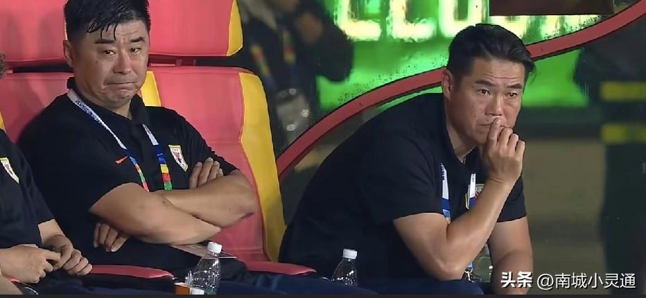 山东泰山队换帅，韩鹏下课了！宿茂臻也辞去主教练职务！由助理教练唐田接手指挥泰山队