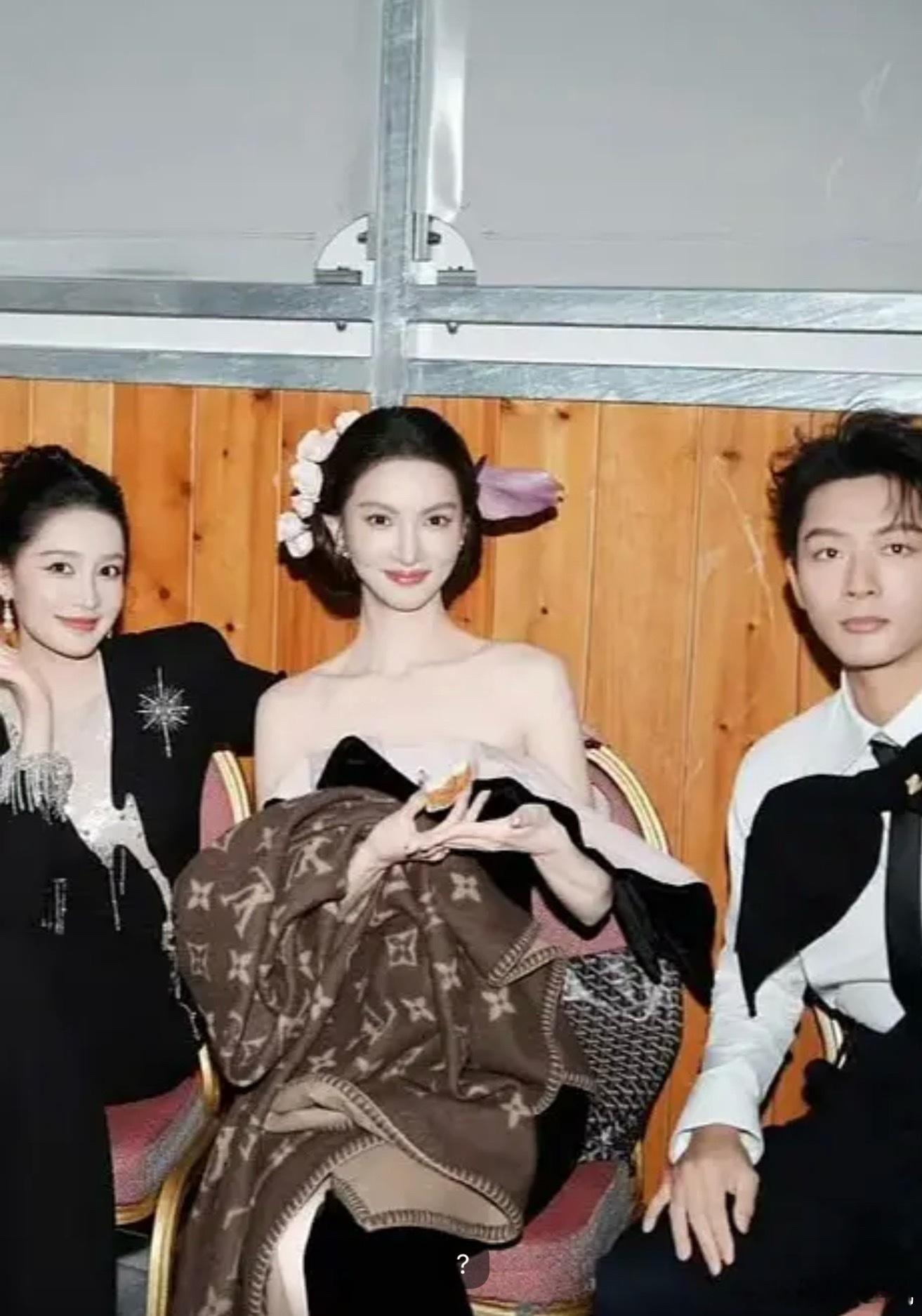 金晨这妆真不适合她[允悲]本来现在就辨识度低，化完这个更奇怪了 ​​​