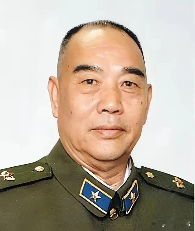 1958年，彭老总到兰州军区视察，吃饭时，他发现了一个干部很眼熟，便放下筷子看了