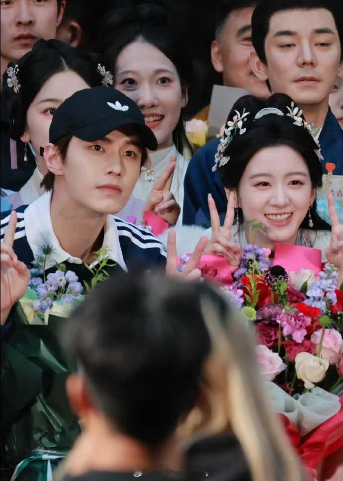 何与包上恩窈窈有期今日杀青捧花照~燥候播出~ 