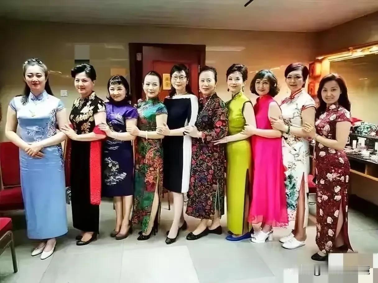 红楼梦的一众女演员，30年后再相聚，当年的风华少女，如今已经变成了胖胖的大妈。