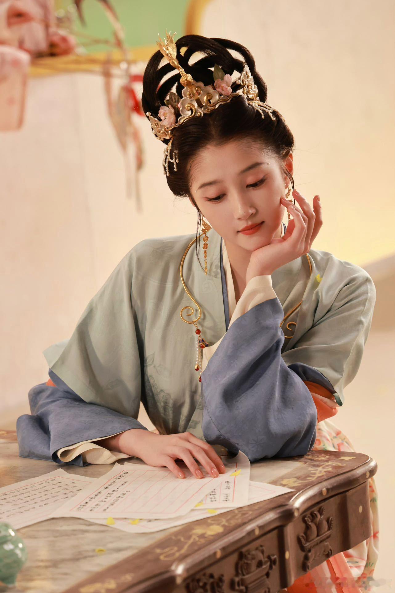 关晓彤四季妆造每一套都想焊在身上 被《瑞鸟报春》狠狠惊艳到！关晓彤以四季为灵感，