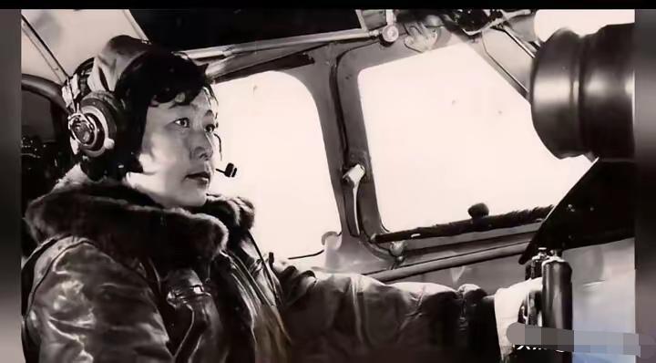 1982年9月20日，33岁的女飞行员刘晓莲驾驶着一架满载航空燃油的大型运输机，