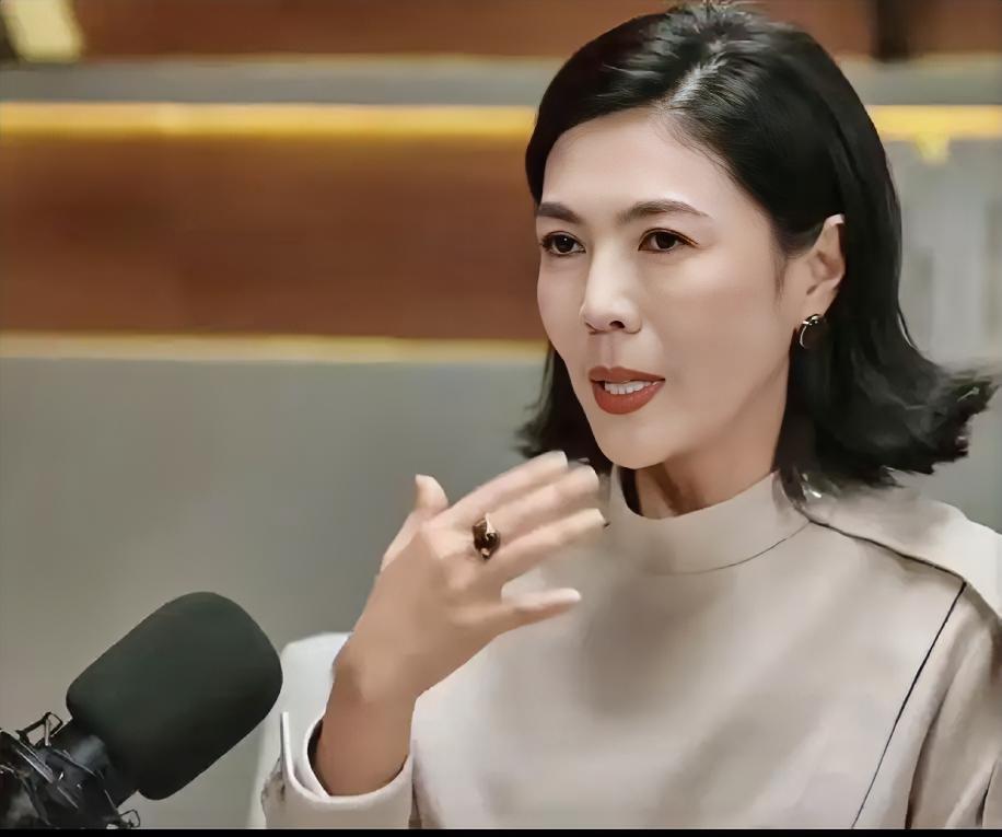 苏芒的评论区沦陷了。
​不光是她代言的汽车遭到了抵制，就连接受鲁豫采访节目的底下