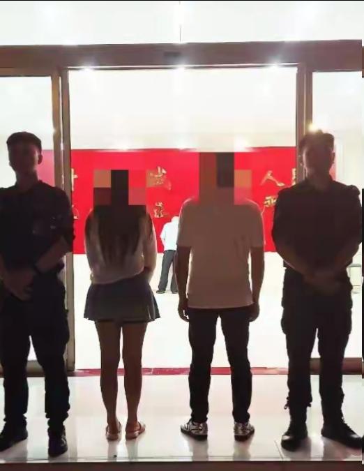 贵州罗甸县一名男子放弃情人节休闲约会，深夜潜入隐蔽足浴店寻求非法服务。
 
男子