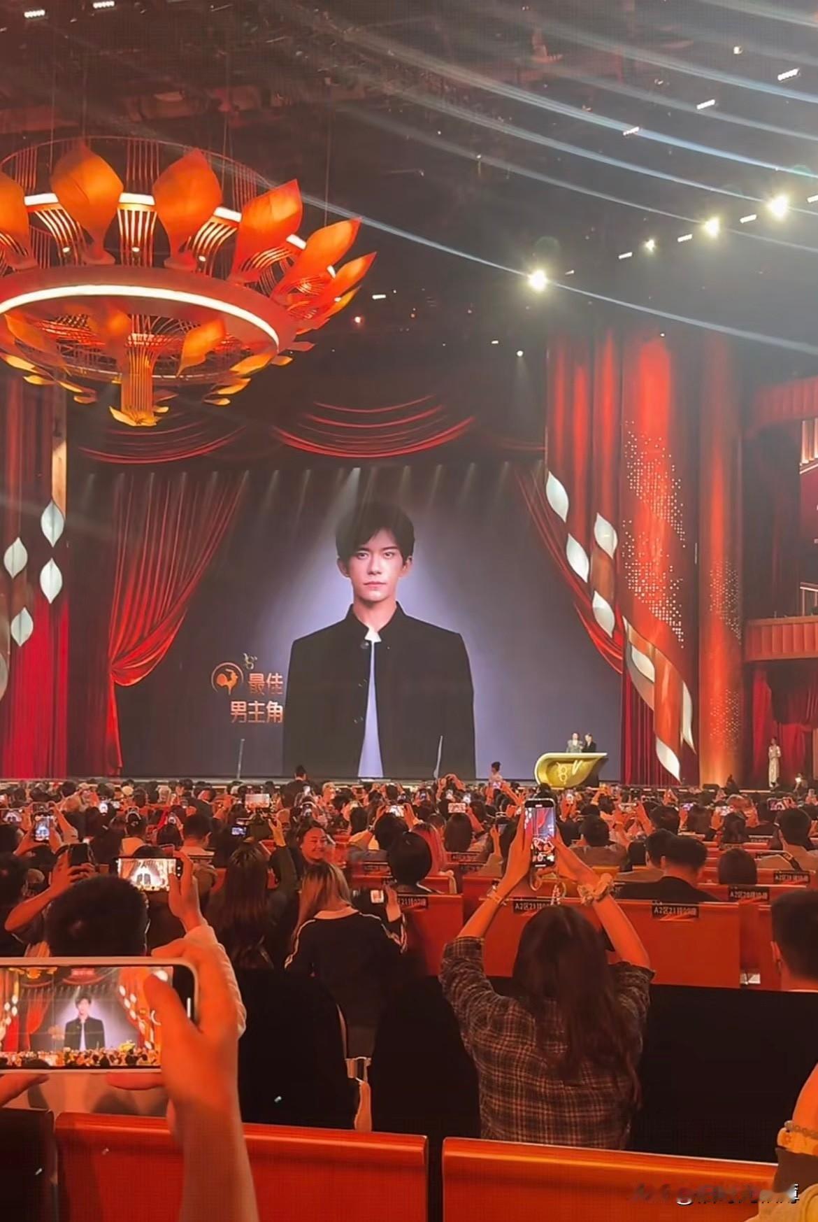 因为电影《小小的我》刘春和一角，24岁的易烊千玺成为了最年轻的金鸡奖影帝，是首位