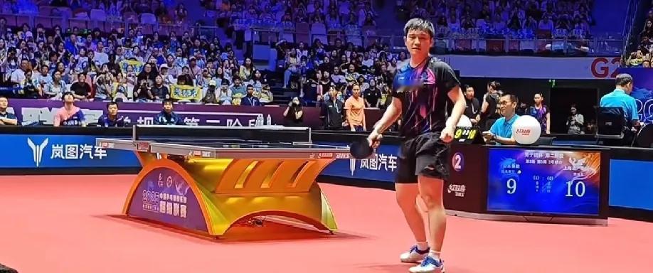 乒超联赛，樊振东3-0松岛辉空
比赛结束后，樊振东主动俯身捡起打飞的乒乓球交还给