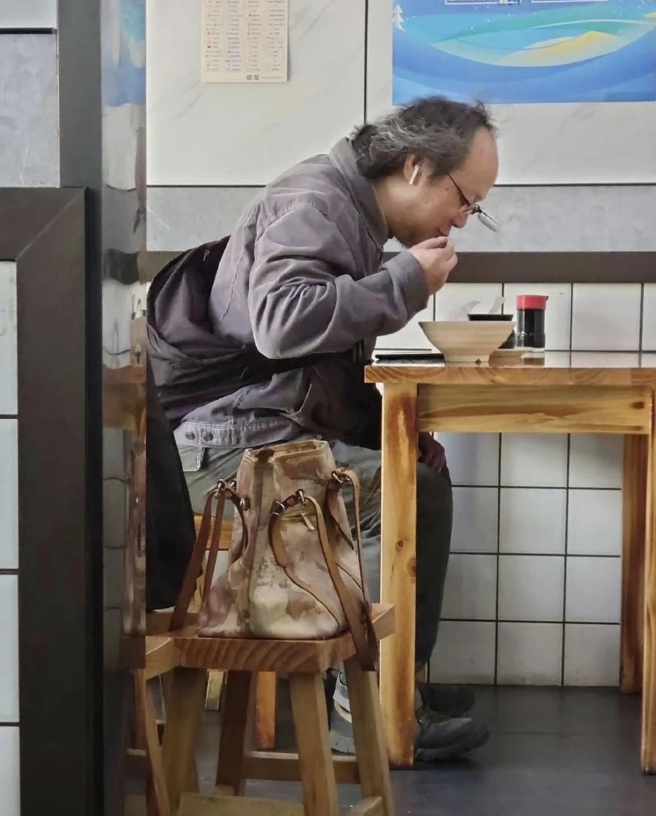 这张照片，让谁也想不到，是那个90年代，把摇滚玩得贼帅的窦唯。

回想当年，窦唯