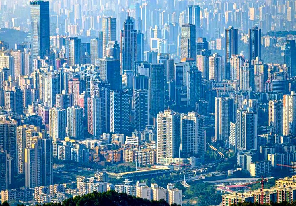 谁敢信？
平时天天把“全国GDP第四”挂在嘴边的超级大城，换把尺子一量，名次直接