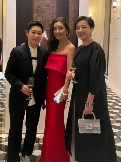 汤镇业前妻现身女儿婚礼！红装喜笑关系融洽