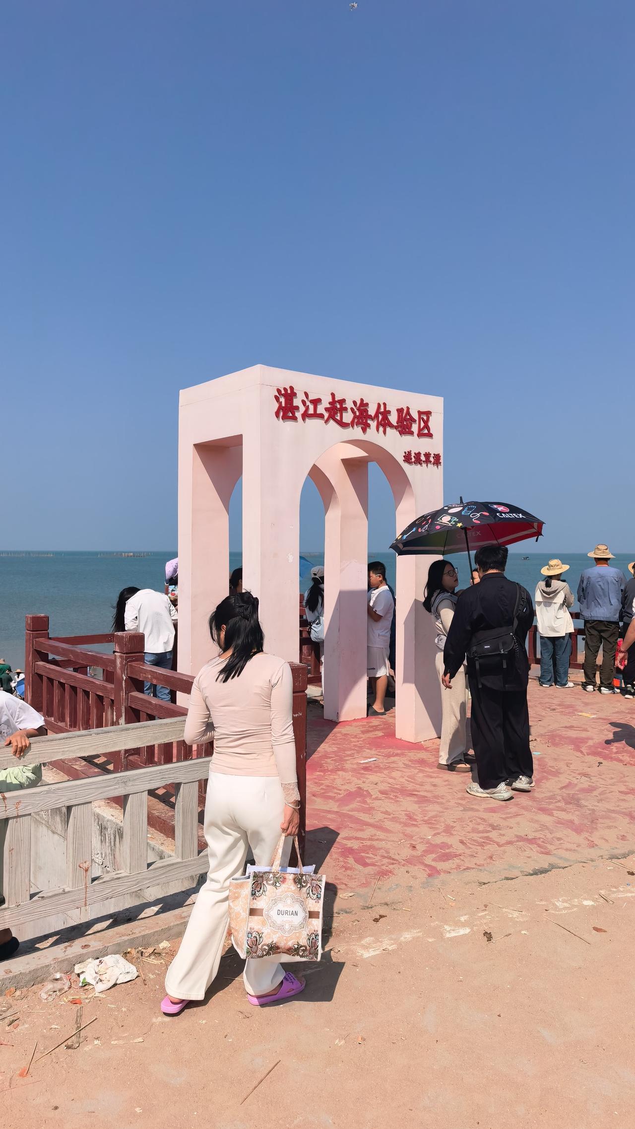 在湛江市遂溪县的边陲，草潭镇宛如一颗遗落海边的明珠，静卧在北部湾畔。虽地处偏远，