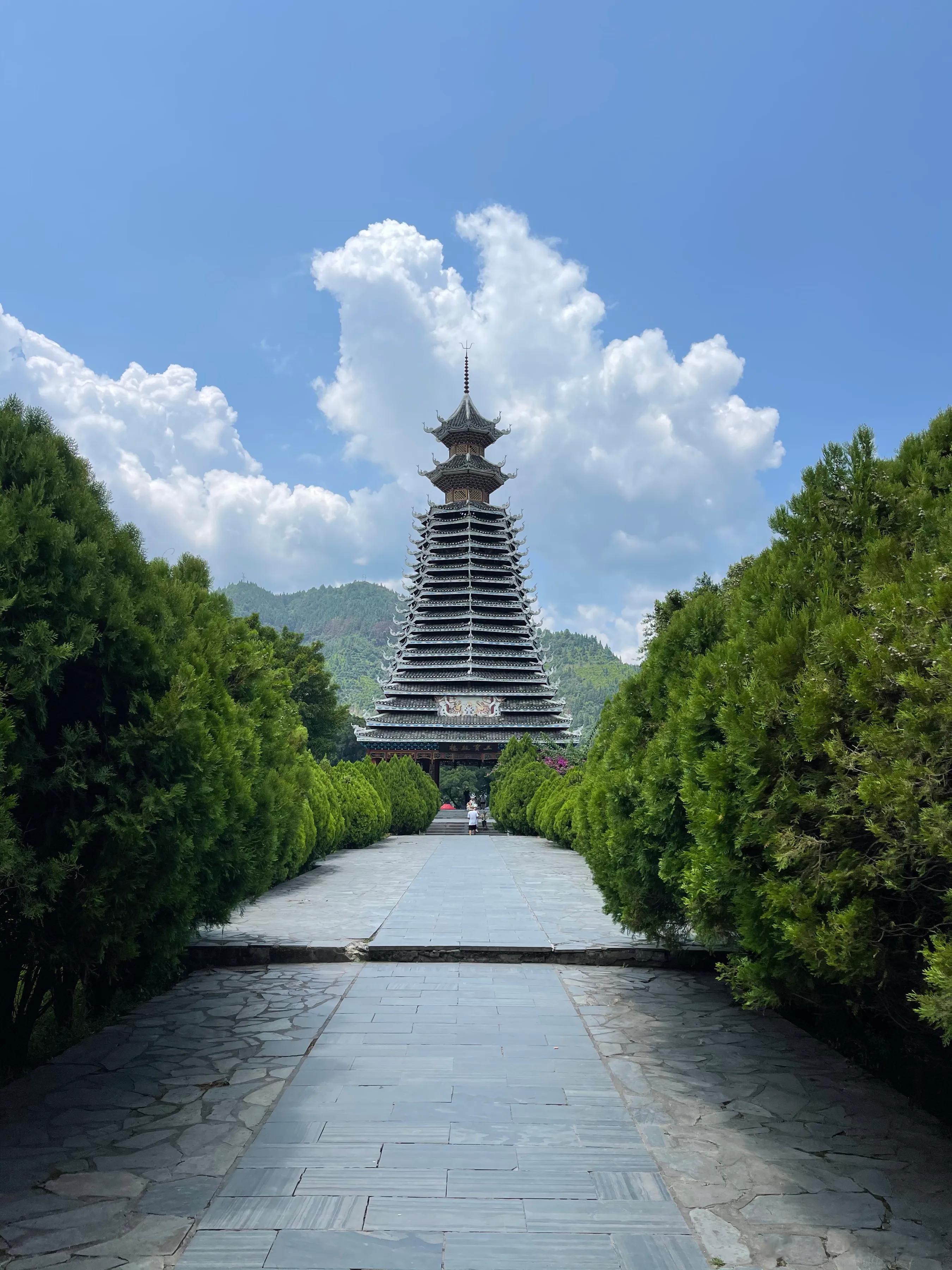 贵州三宝鼓楼，三重四角，全木质结构，全楼不用一颗钉子，高36.8米，21层。以其