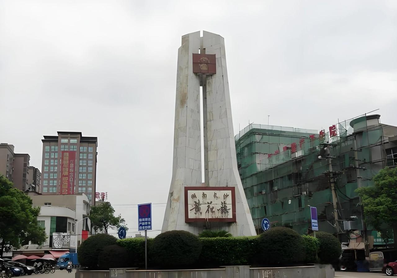 五律：黄花镇访友
古镇多耆彦，诗书韵味长。
黄花香晚节，绿野见明堂。
醉莫轻狂素