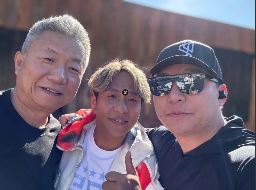宋小宝和朋友在国外的旅行生活？

染着一头黄发，被朋友夹在中间，很轻松惬意的，似