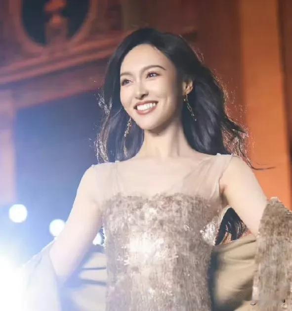 婚姻幸福与否全写在脸上了，唐嫣和刘诗诗对比太明显。

看唐嫣整个人容光焕发，眼里