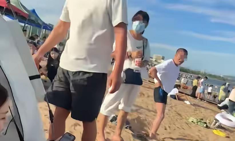 辽宁葫芦岛，女子在海滩上支帐篷，过来一男子要收费50元。女子没听说过要收费，就多