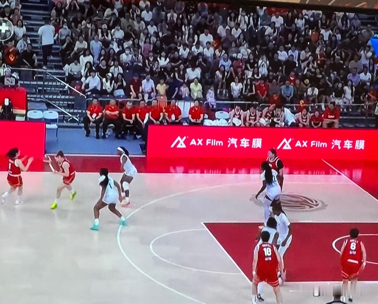 女篮和尼日利亚的热身赛正在进行。
这个现在是第二届，中国女篮17:34，落后17