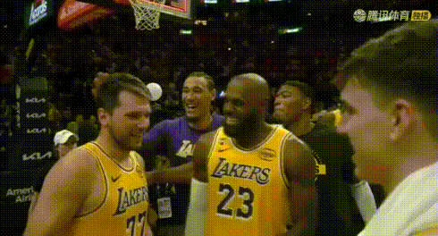 这镜头语言：东契奇60分比83分更强？
先给到被队友摸头群殴的东契奇，然后给到落