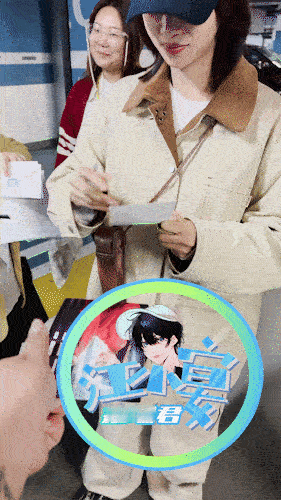 #吴谨言挺着孕肚给粉丝签名# 江小宴爆料吴谨言下班后还挺着孕肚给粉丝签名。 ​​