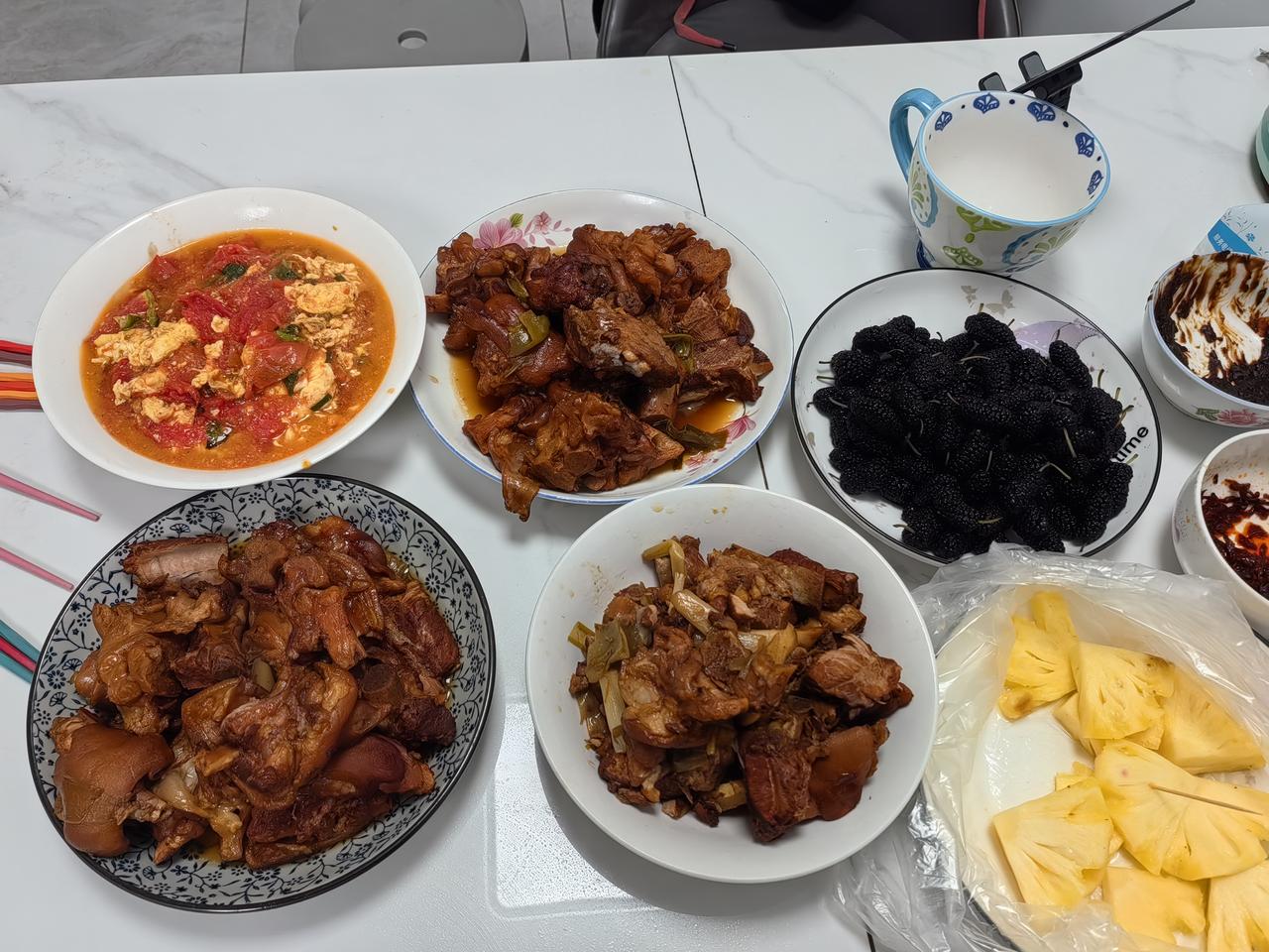 孩子们就要到家了。赶紧把饭菜端上桌。炖排骨，猪蹄。按说应该分着炖，可是刚从菜园回