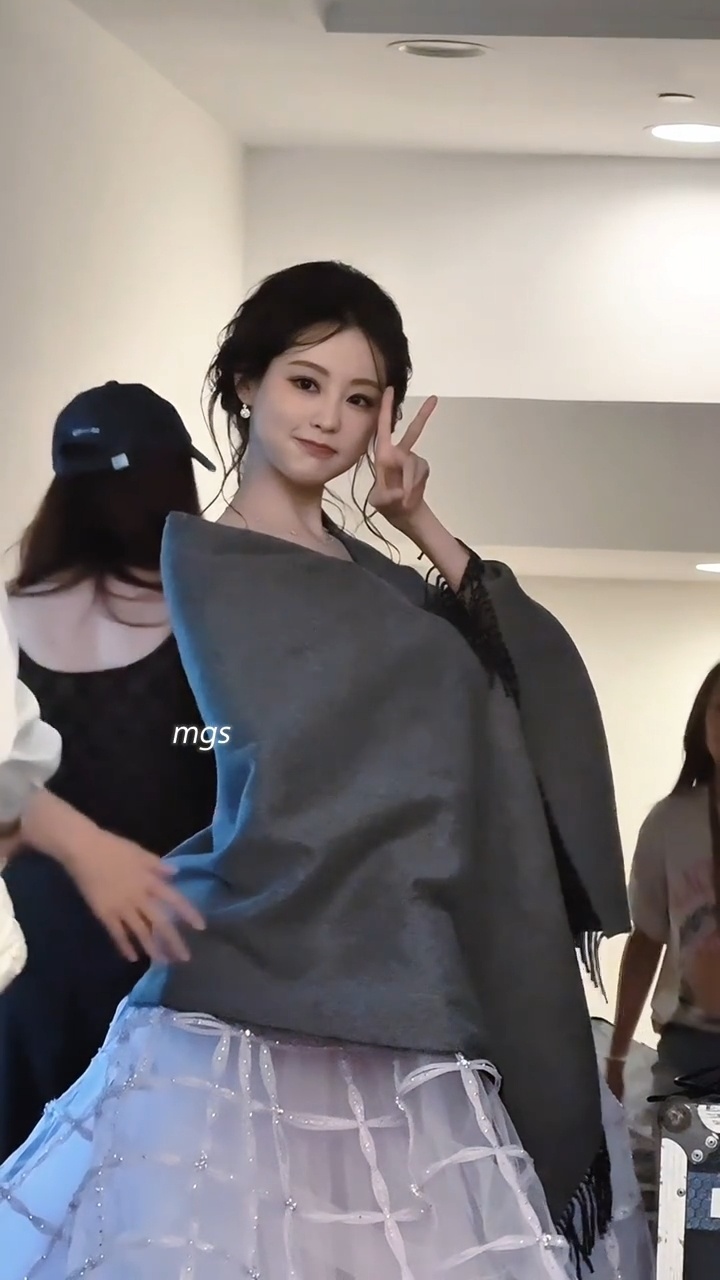 祝绪丹公主回头这组公主回头路透我能循环百遍！几缕碎发衬得她温婉，灰披肩衬出优雅，