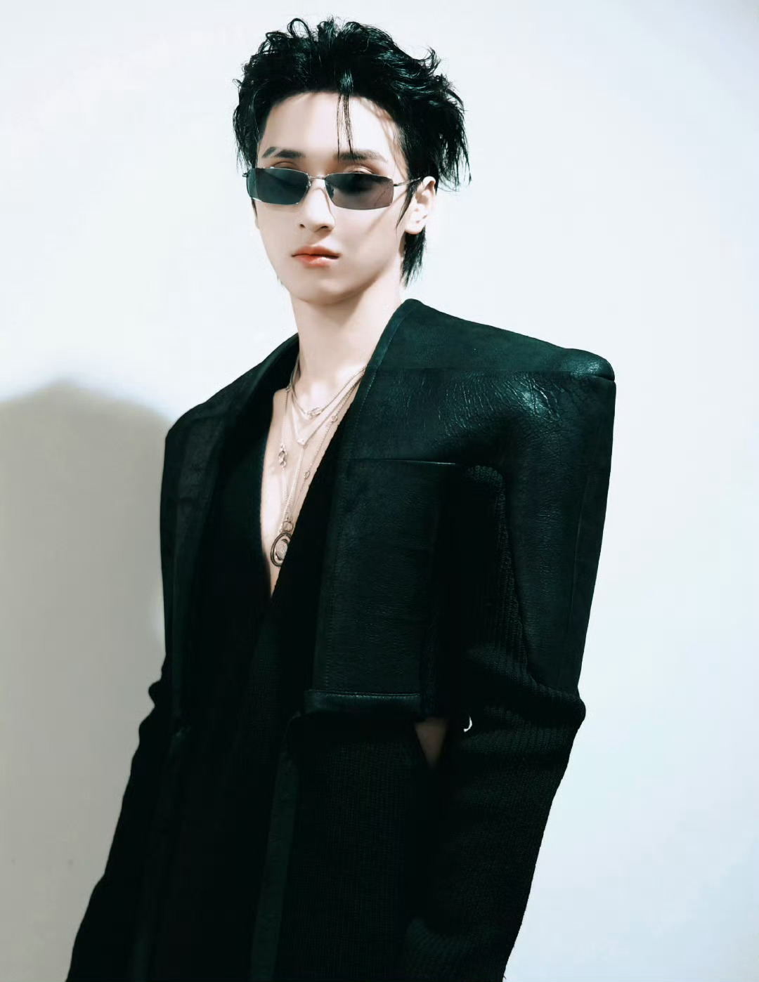 严浩翔新说唱all black造型上演禁欲鲨！廓形解构+镂空设计的礼服、断眉、大