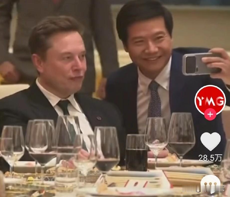 访华欢迎宴会上，雷军主动找马斯克合影，不知道大家有没有注意到一个细节：雷军拿着小