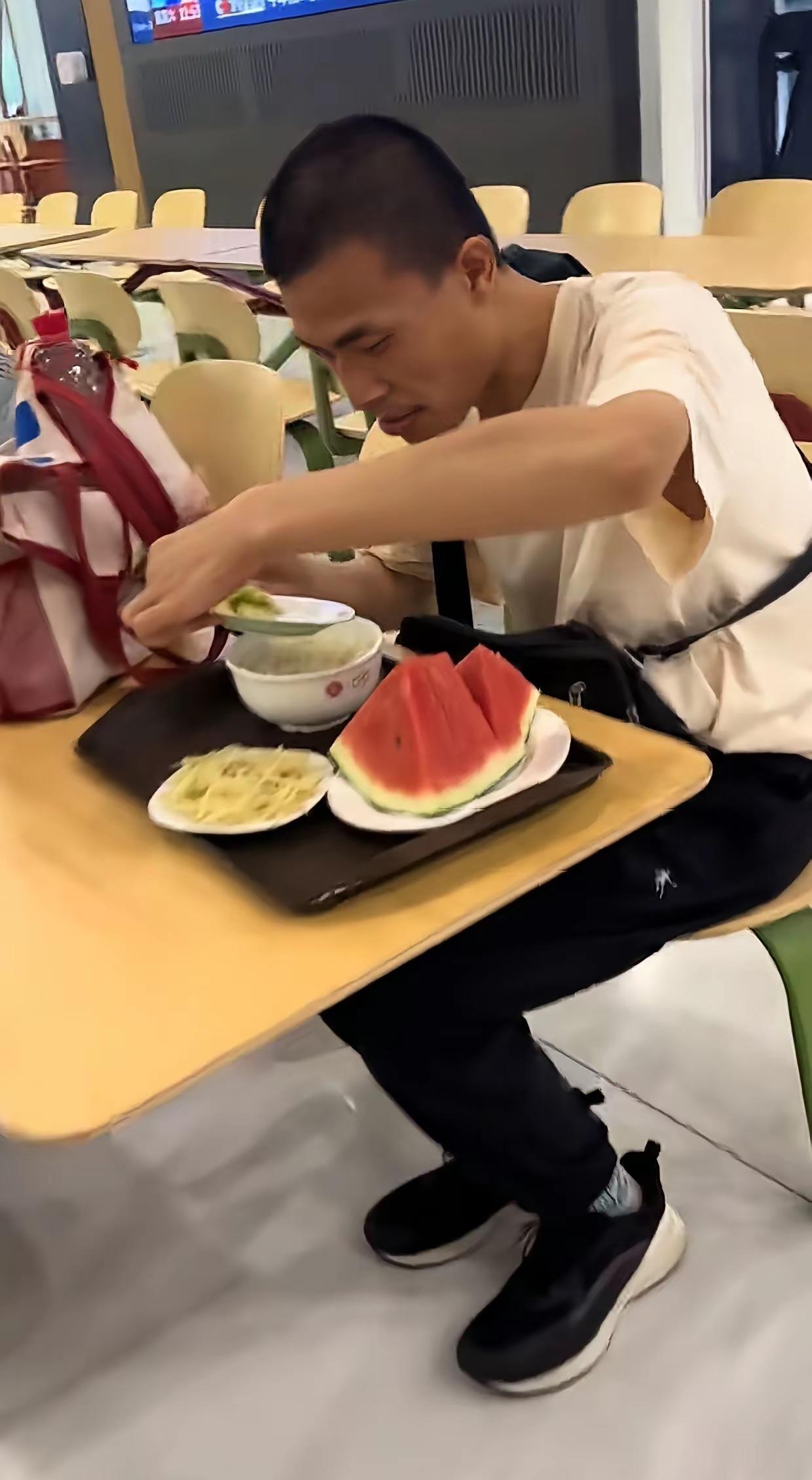 韦神非常接地气，吃饭看上去只有二个菜和一点西瓜