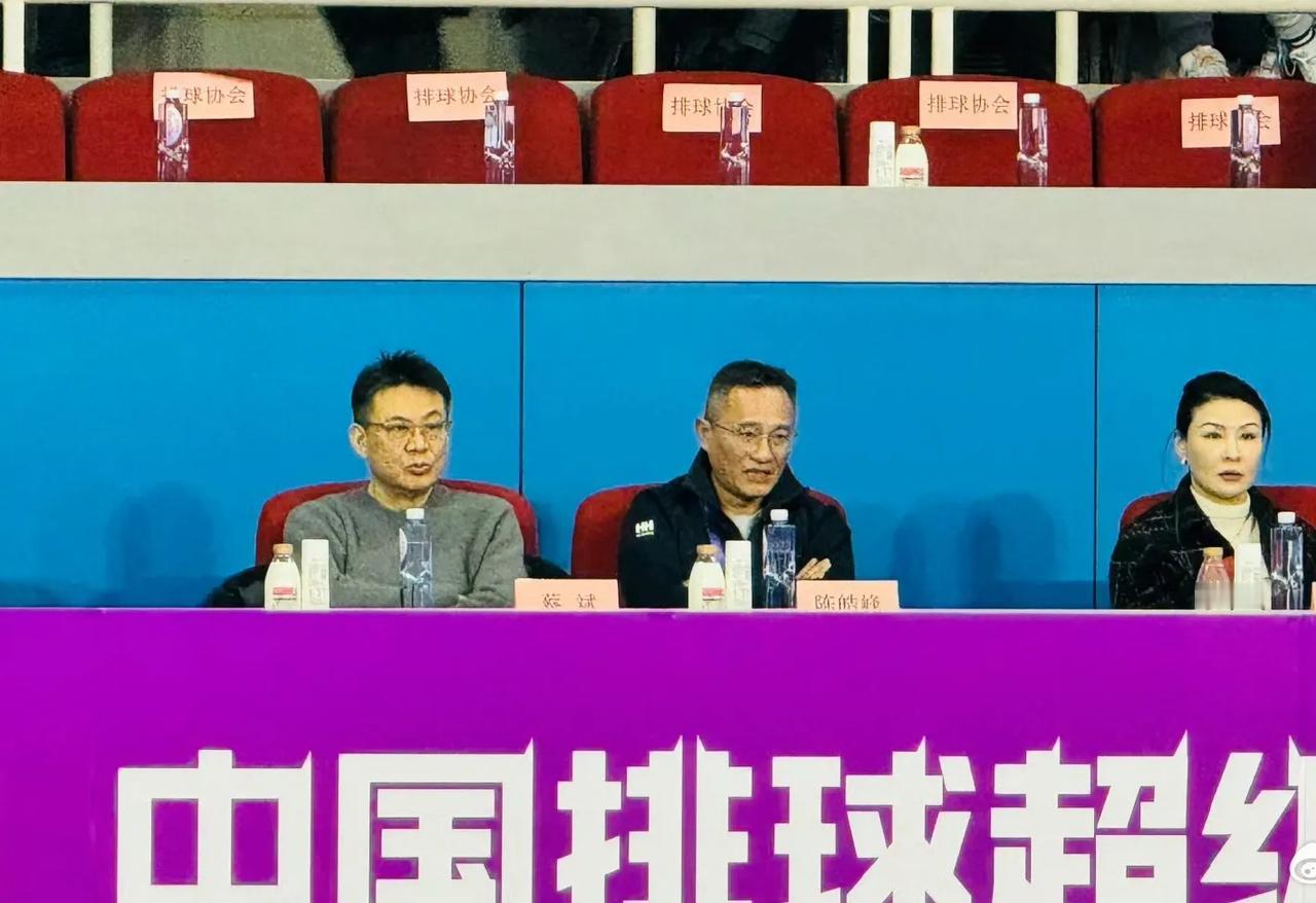 蔡斌现身女排联赛决赛现场～
不知蔡斌看了比赛会怎么想：
仲慧在俱乐部无论是进攻还