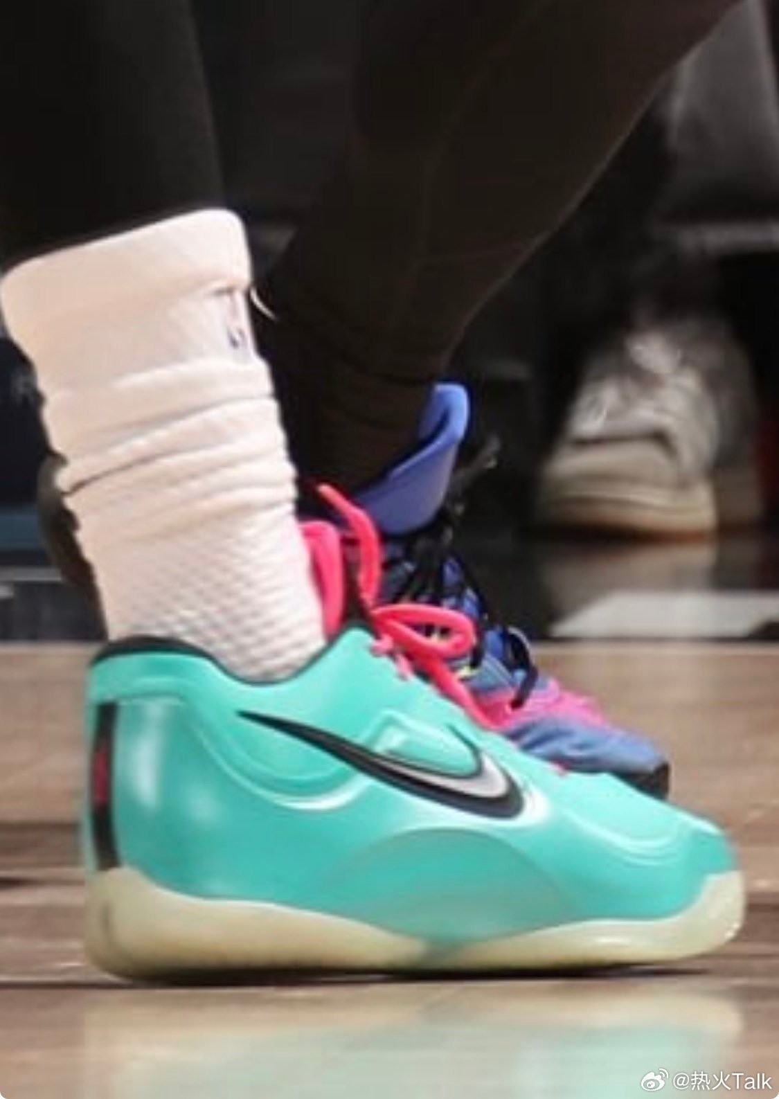 詹姆斯上脚LeBron23南海岸配色，熟悉的湖水蓝+粉色，把人拉回到热火两连冠时